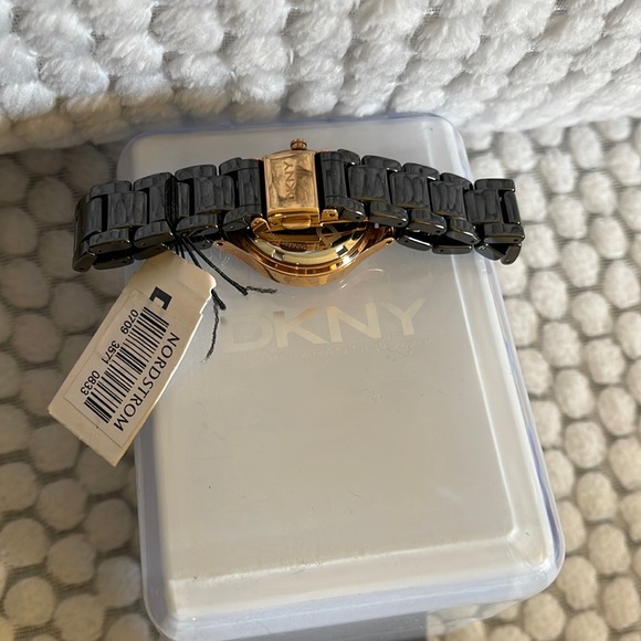 Dkny - Picture 5 of 6